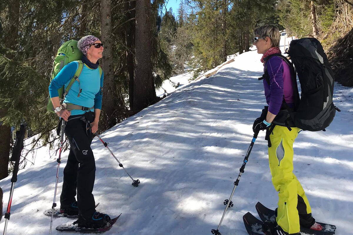 Büro-Team von berg-welt auf Schneeschuhen im Diemtigtal