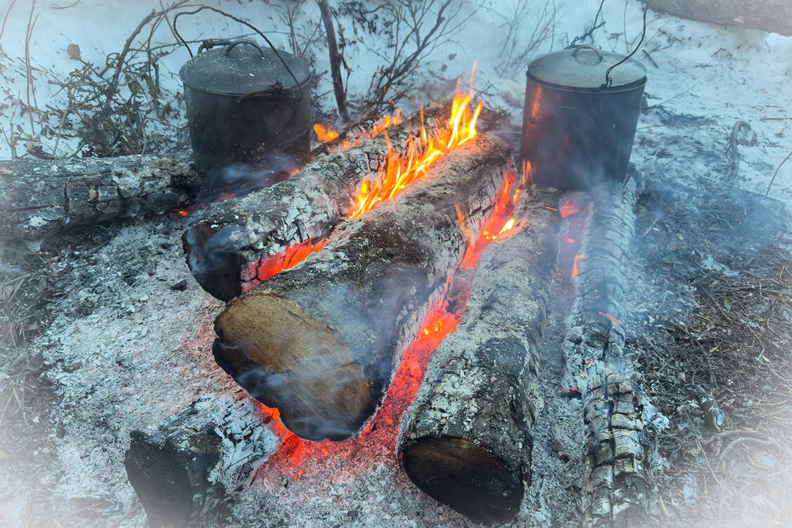 Zoom: Yukon Schneeschuhtouren-Reise - Feuer dient auch zum Kochen