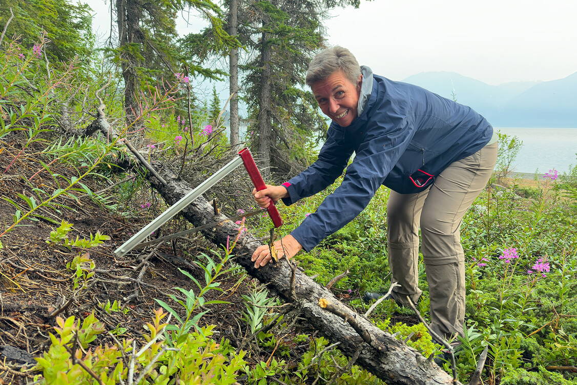 Zoom: Yukon Wanderreise - Holzen für das Feuer