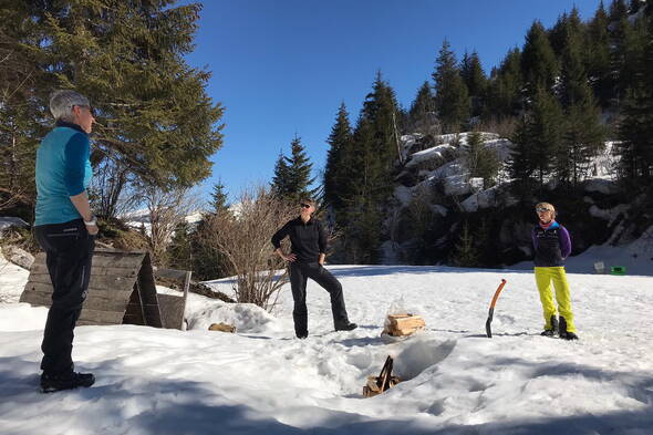 Zoom: Büro-Team von berg-welt auf Schneeschuhen im Diemtigtal