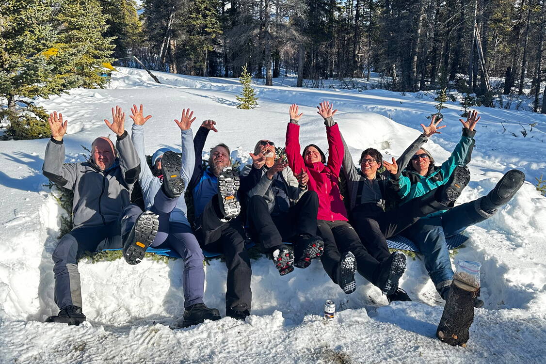 Zoom: Yukon Schneeschuhtouren-Reise - selbstgebautes Wintersofa