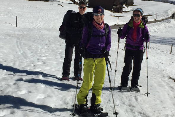 Zoom: Büro-Team von berg-welt auf Schneeschuhen im Diemtigtal