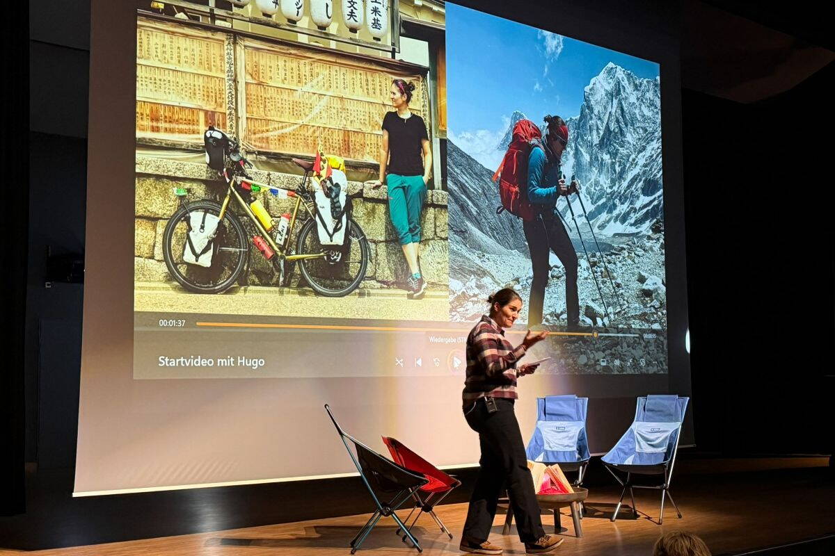 Zoom: berg-welt-Treffen 2025 - Moderatorin Maria-Theresia führt durch den abwechsluchsreichen Tag