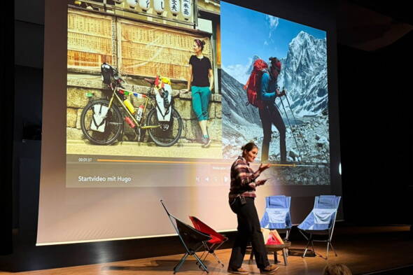 Zoom: berg-welt-Treffen 2025 - Moderatorin Maria-Theresia führt durch den abwechsluchsreichen Tag