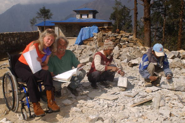 Zoom: Nicole Niquille beim Aufbau des Spitals Lukla