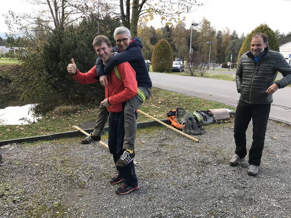 Zoom: First-Aid-Refresher - Roman beherrscht die Seilschlaufentrage, Karin und Daniel sind begeistert.