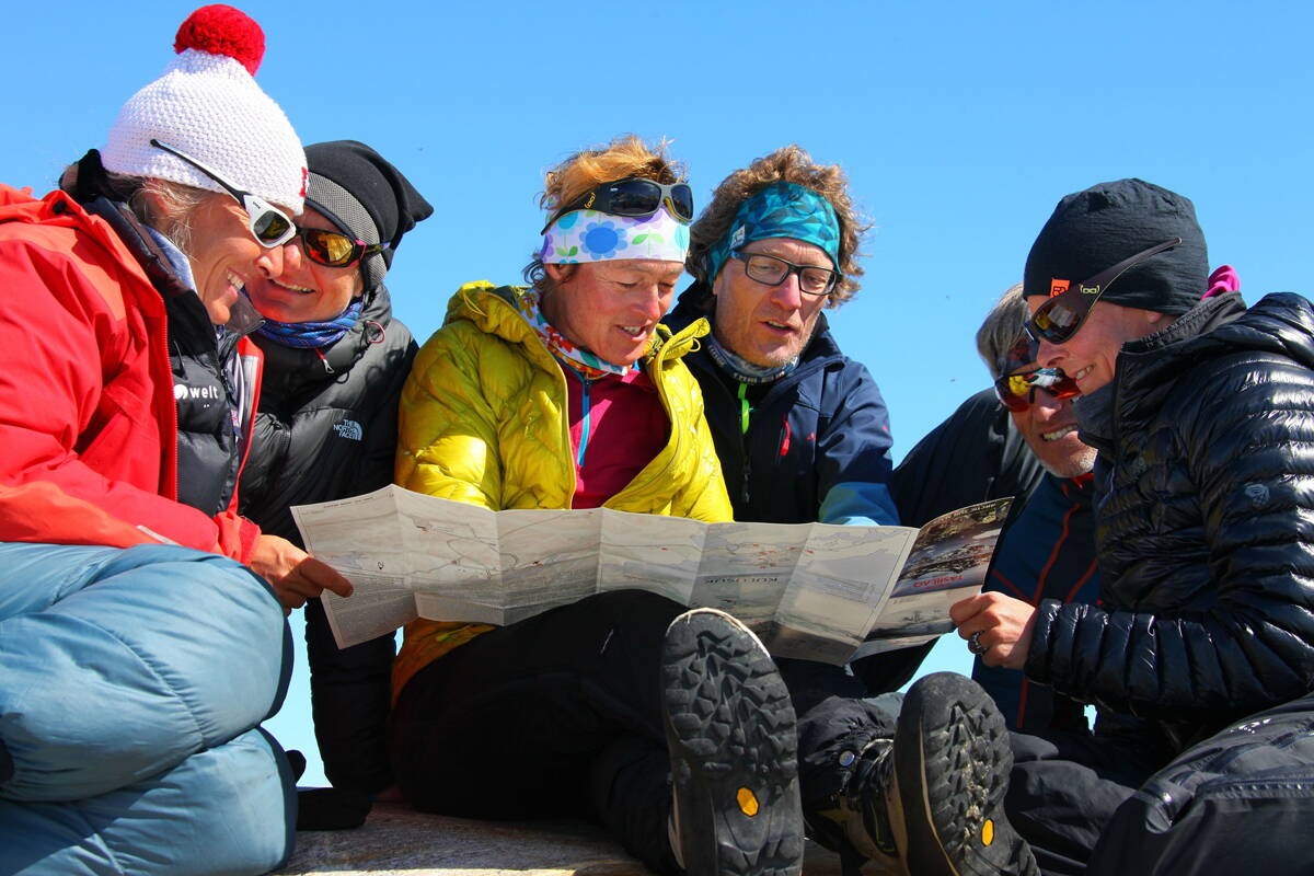 Zoom: Reiseleiterin Daniela Ogi bespricht die Route