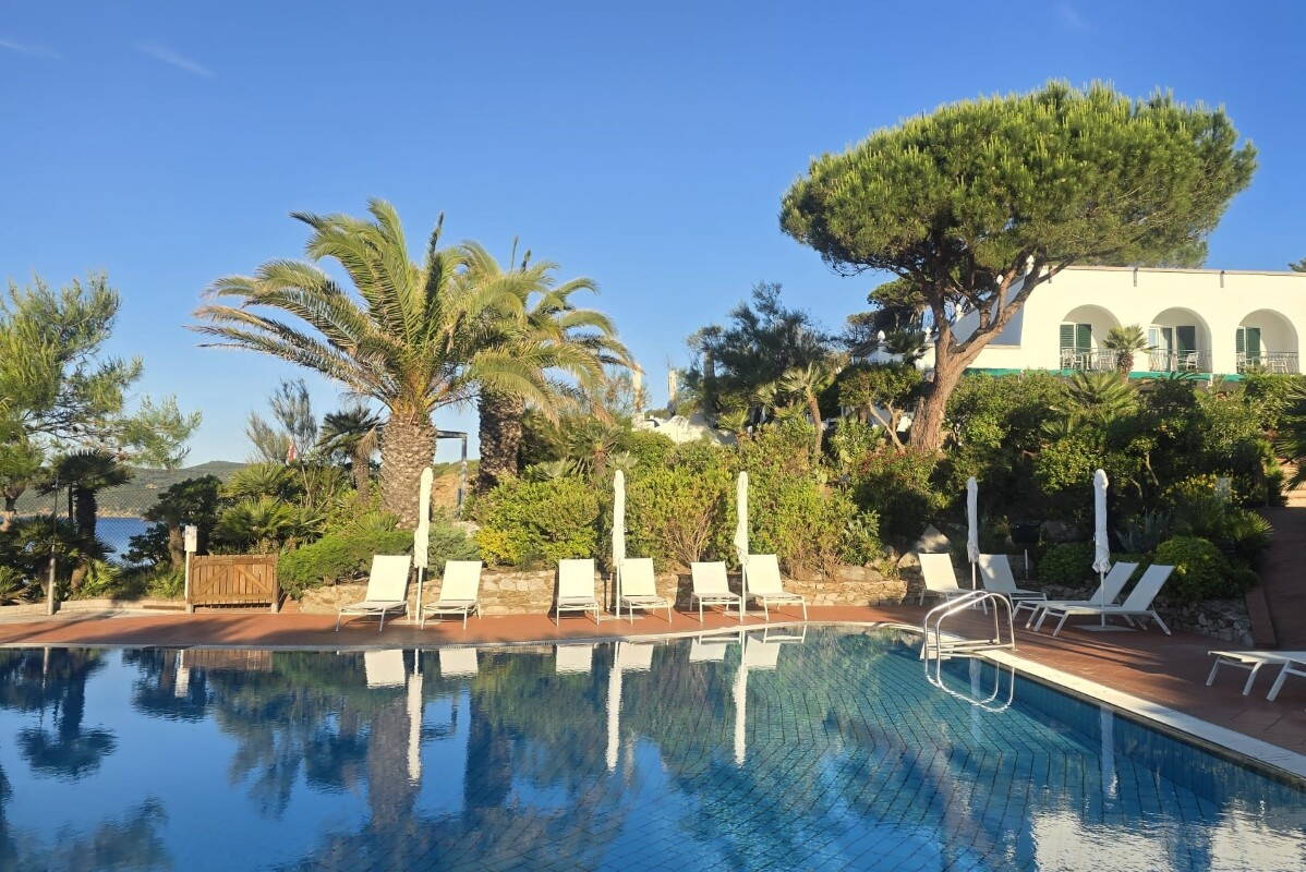 Zoom: Wanderreise Elba Hotel direkt am Meer mit Pool-Bereich