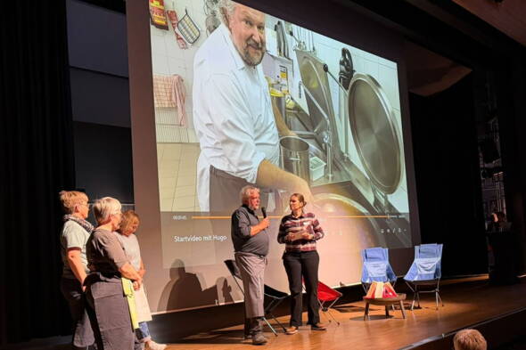 Zoom: berg-welt-Treffen 2025 - auch Küchenchef Martin muss sich den Fragen von Maria-Theresia stellen