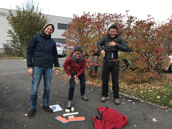 Zoom: First-Aid-Refresher - Manuel, Moni und Res üben Spam-Splint-Antwendungen