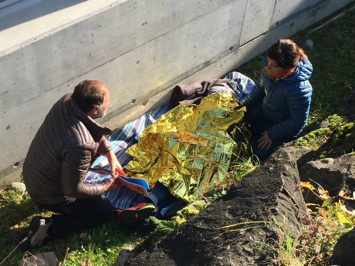 Zoom: First-Aid-Refresher - Daniel und Corinna sind als erstes bei der verunfallten Person