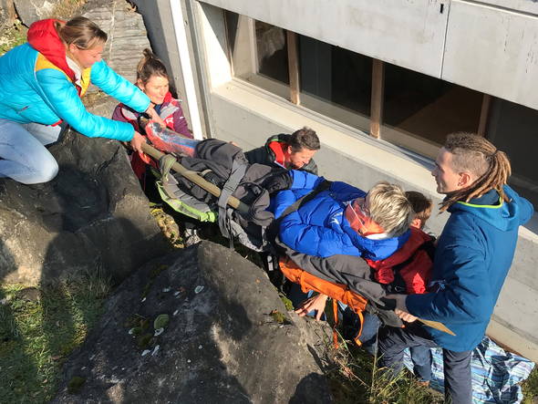 Zoom: First-Aid-Refresher - Judith wird von Nina, Sabina, Res und Daniel gerettet