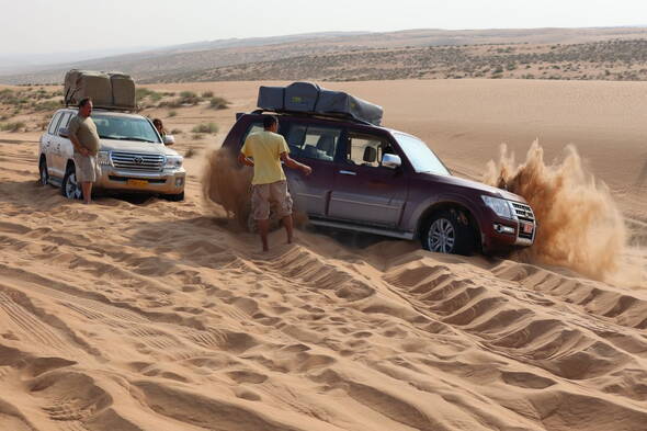 Zoom: Wanderreise Oman - Fahrzeuge bleiben im Sand stecken