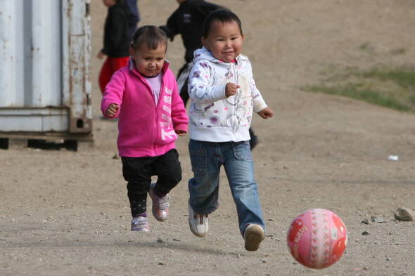 Zoom: Grönland - wie wohl die Zukunft dieser Kinder aussieht?