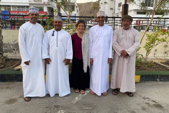 Zoom: Wanderreise Oman - unsere Crew mit Reiseleiterin Corinna